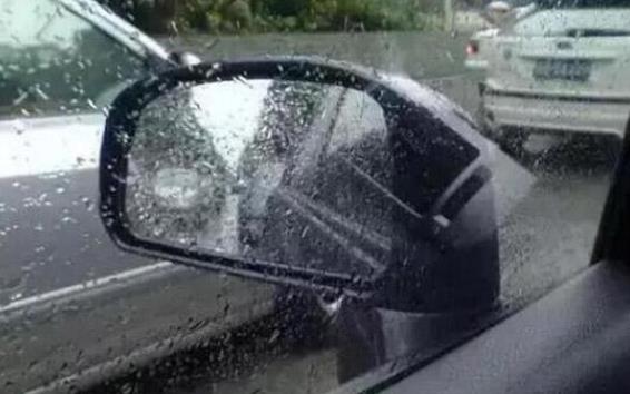 后视镜有雨水看不清楚怎么办 勿随意变道及时抹除